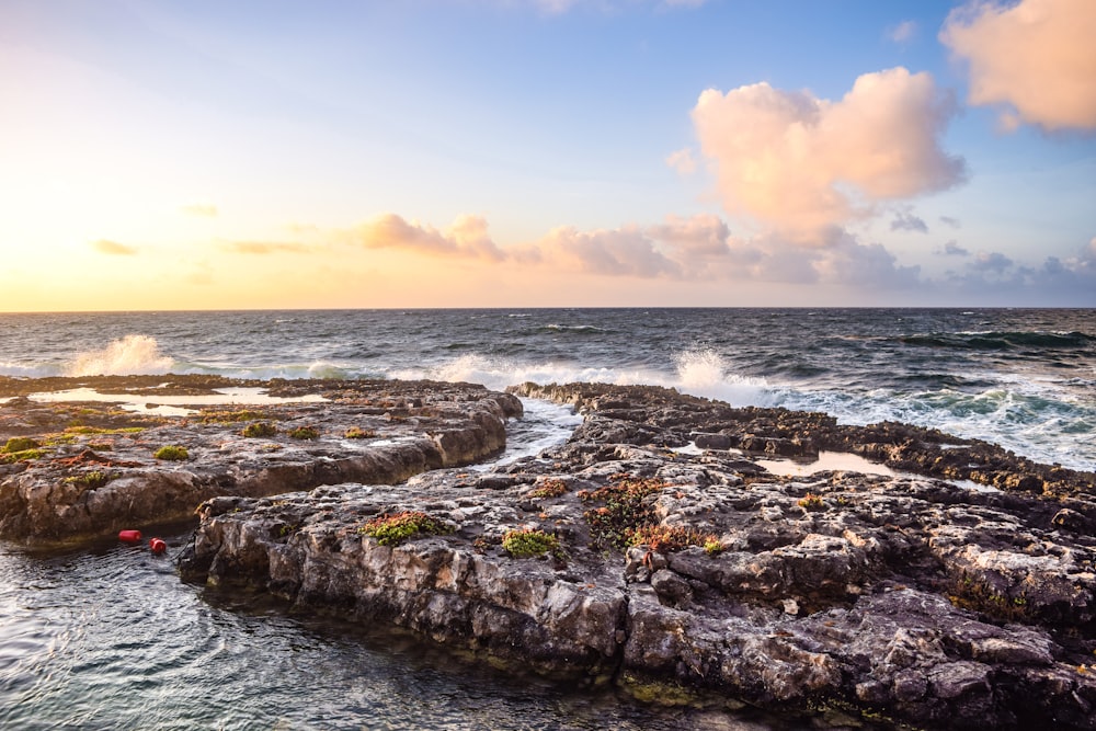 ocean waves crashing on rocks during daytime