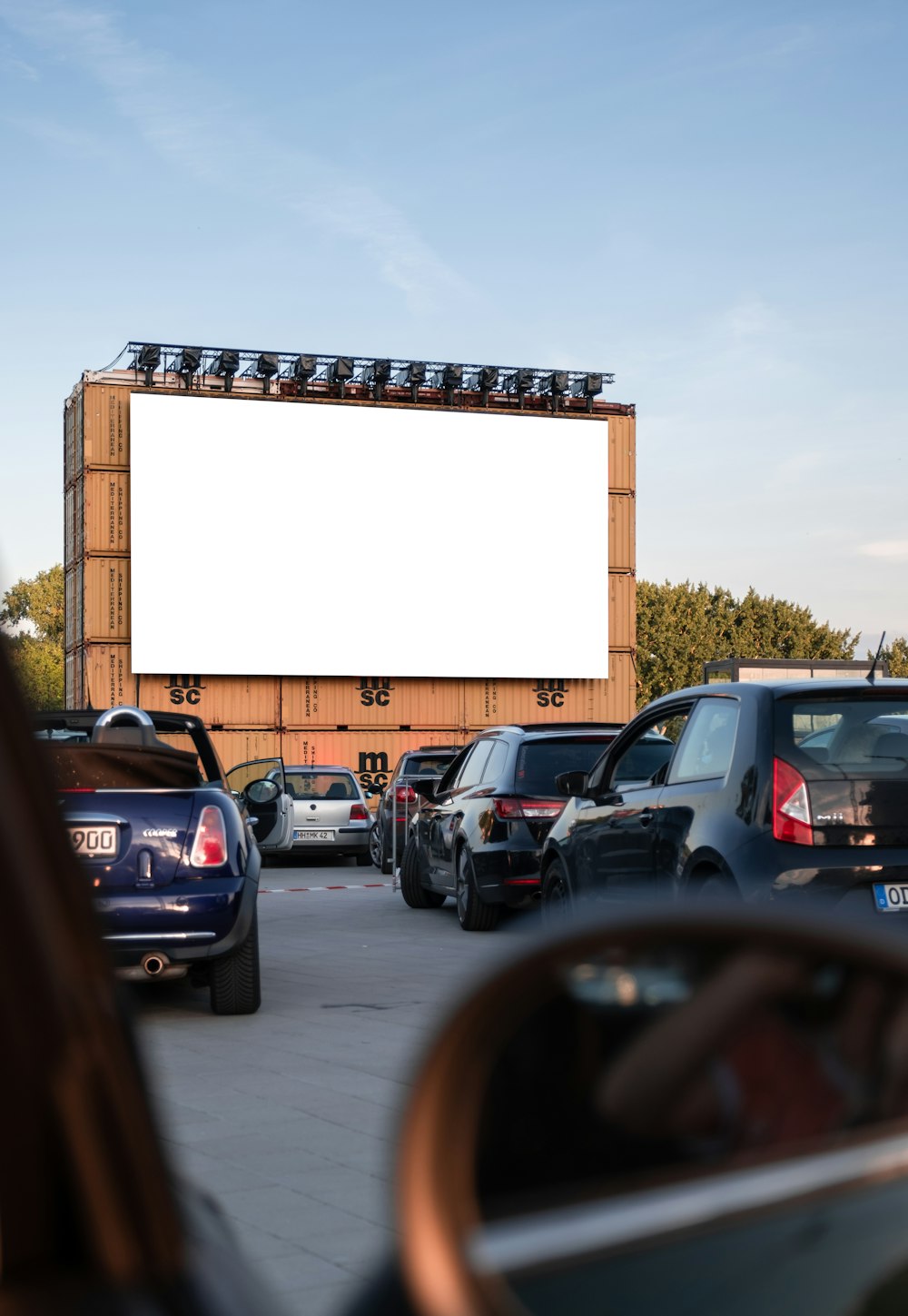 carros estacionados no estacionamento durante o dia