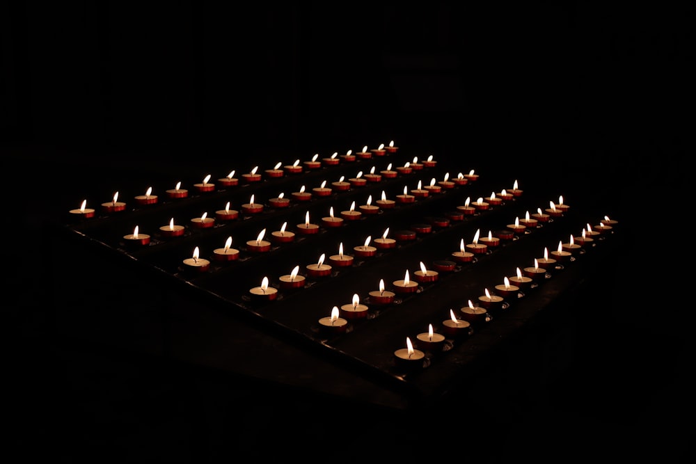 Juego de mesa de ajedrez de madera marrón