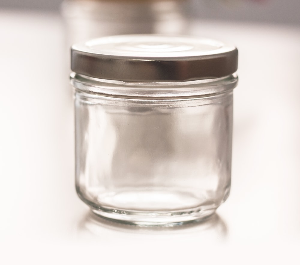 frasco de vidro transparente com tampa branca