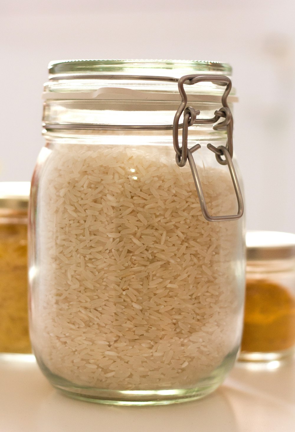 Pot en verre transparent avec de la poudre blanche à l’intérieur