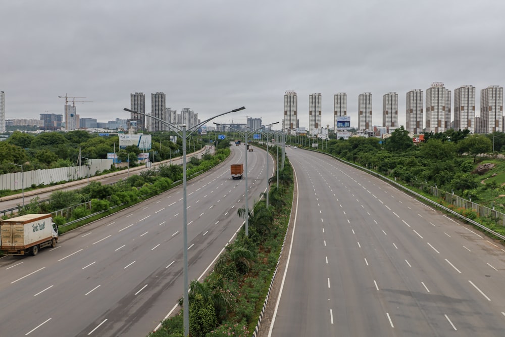 Bâtiments de la ville près de la route asphaltée grise pendant la journée