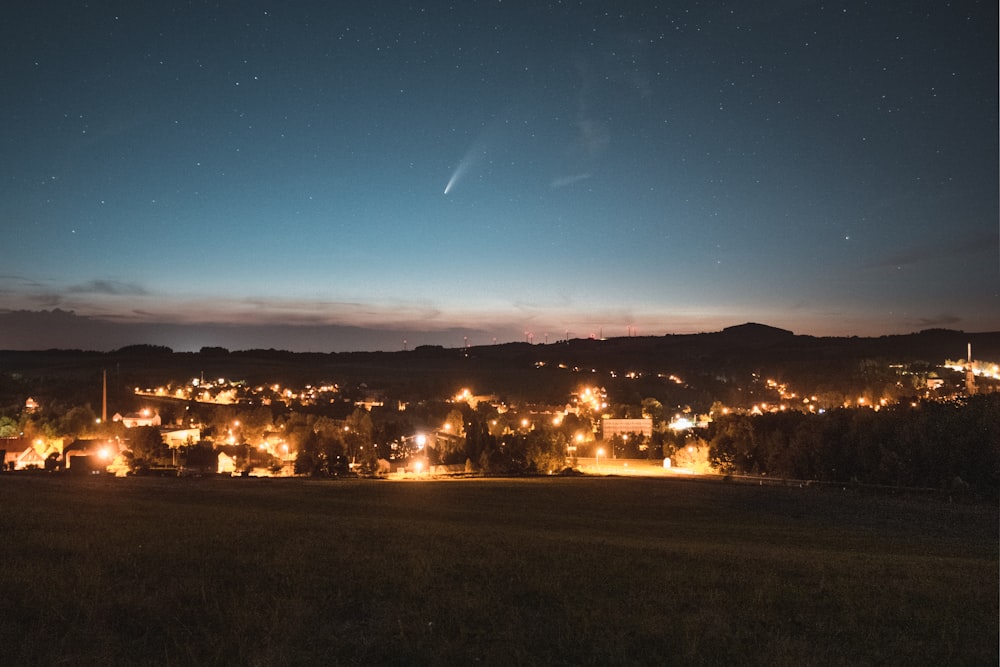 Las luces de la ciudad se encienden durante la noche