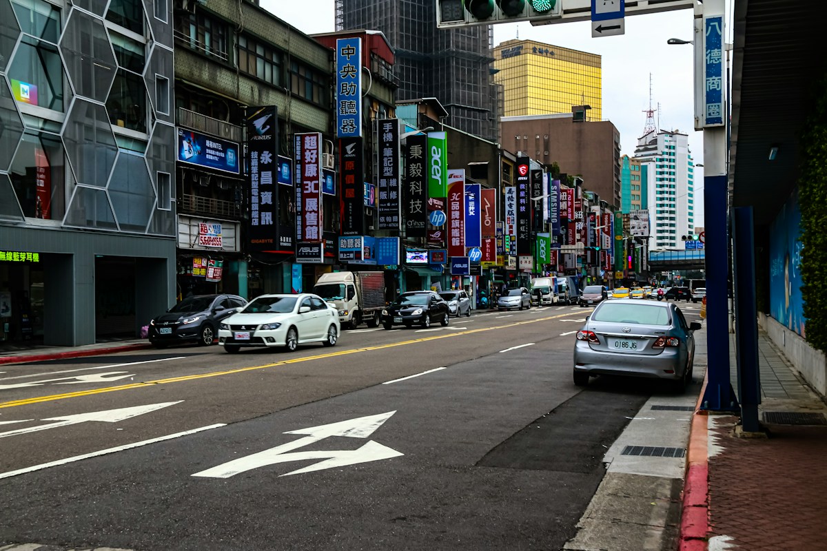 台北街道的路邊停車與白色停車格線