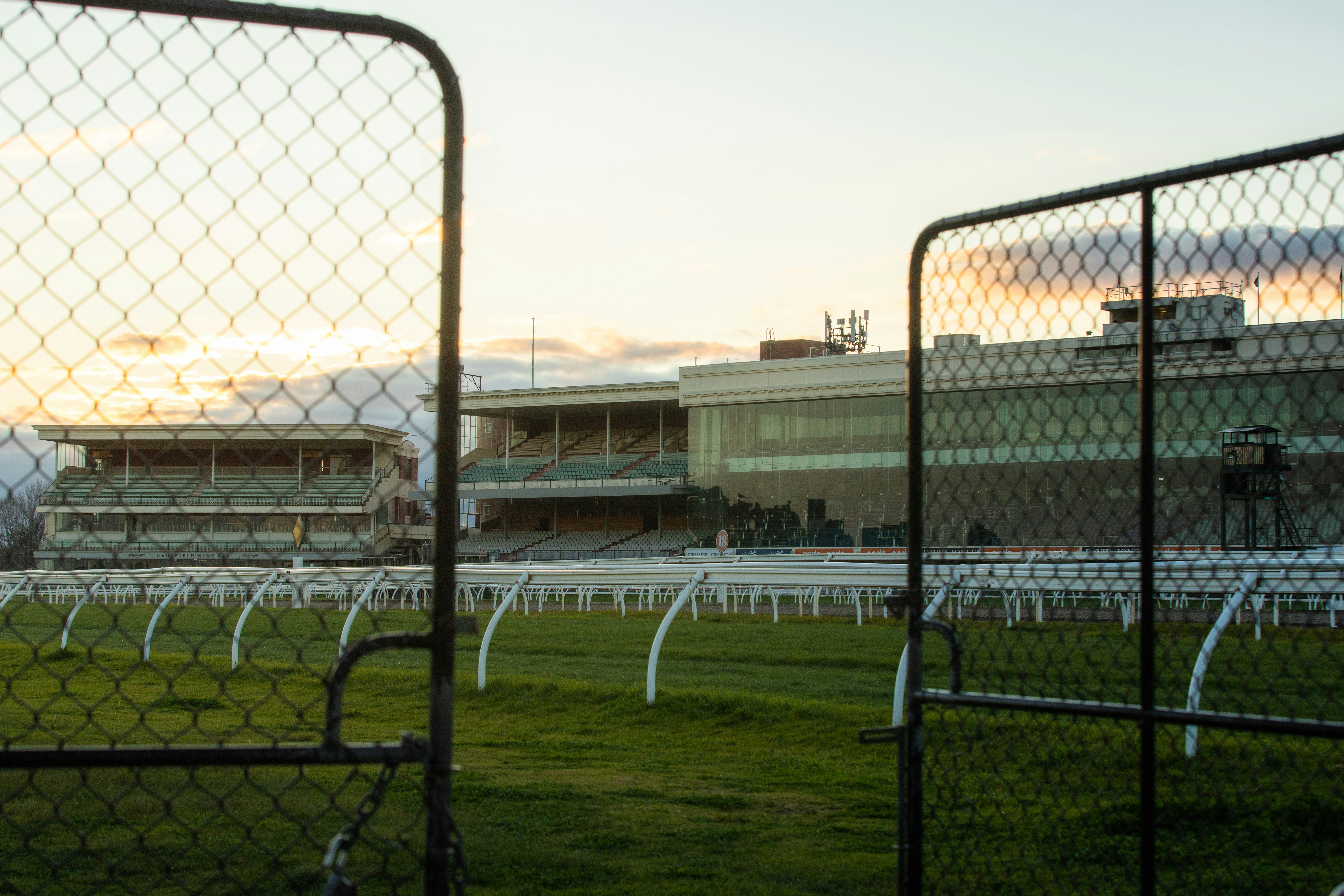 Valla de metal blanco cerca de campo de hierba verde durante el día foto –  Imagen de Edificio gratuita en Unsplash, image size:3000x2000