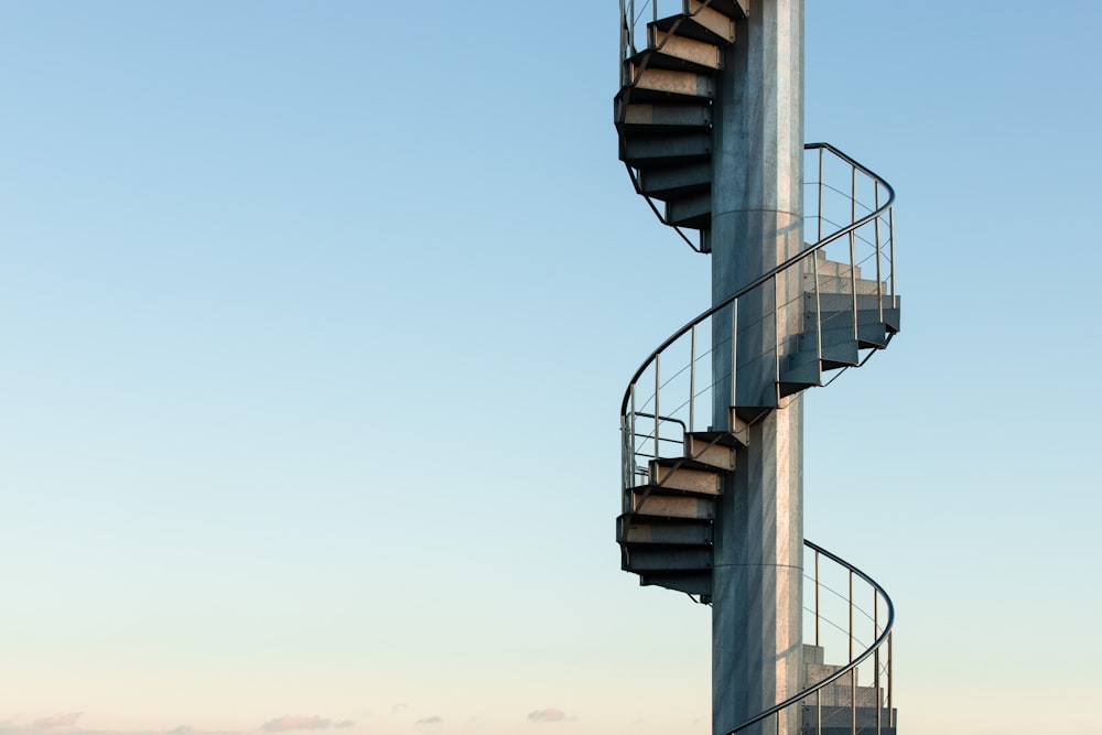 escalera de caracol negra bajo el cielo azul durante el día