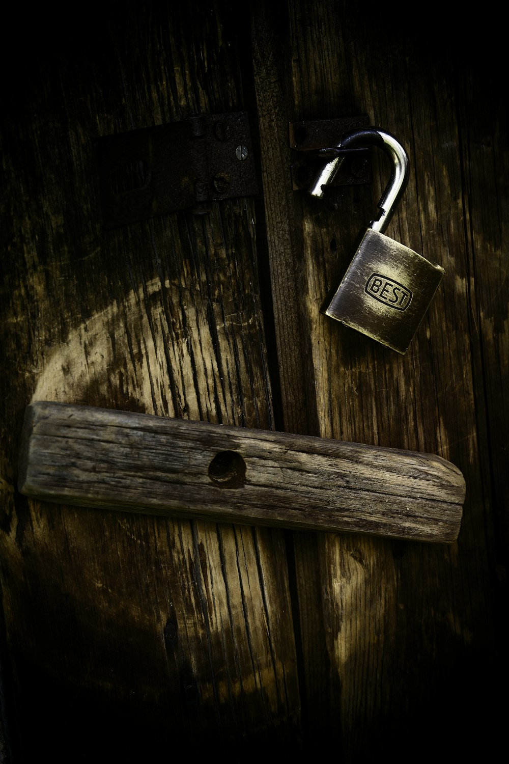 Cadenas doré sur surface en bois brun