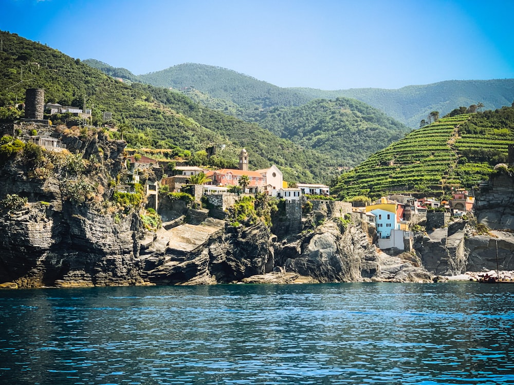 case vicino a specchio d'acqua durante il giorno