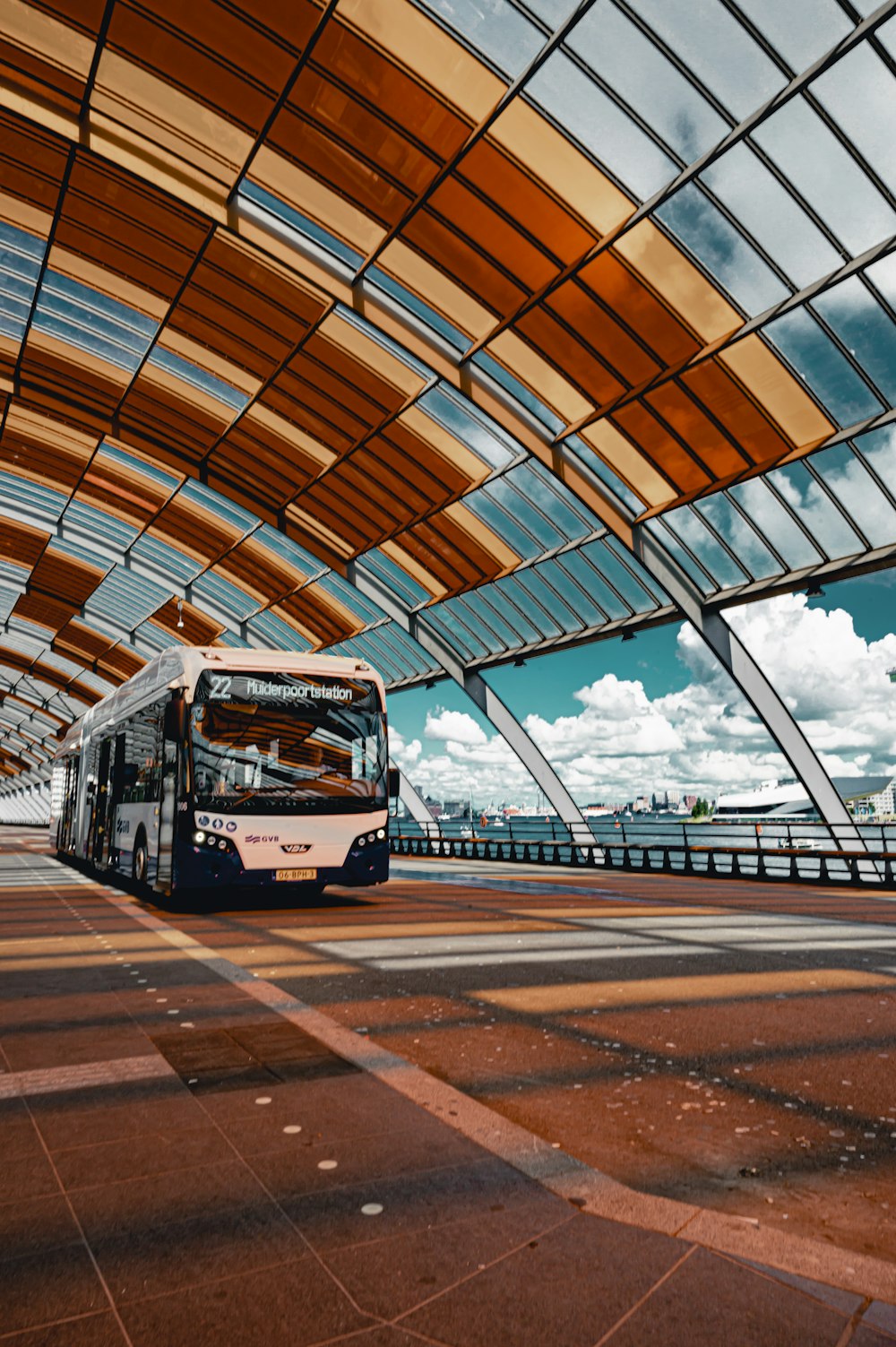 ônibus branco e preto na estrada durante o dia