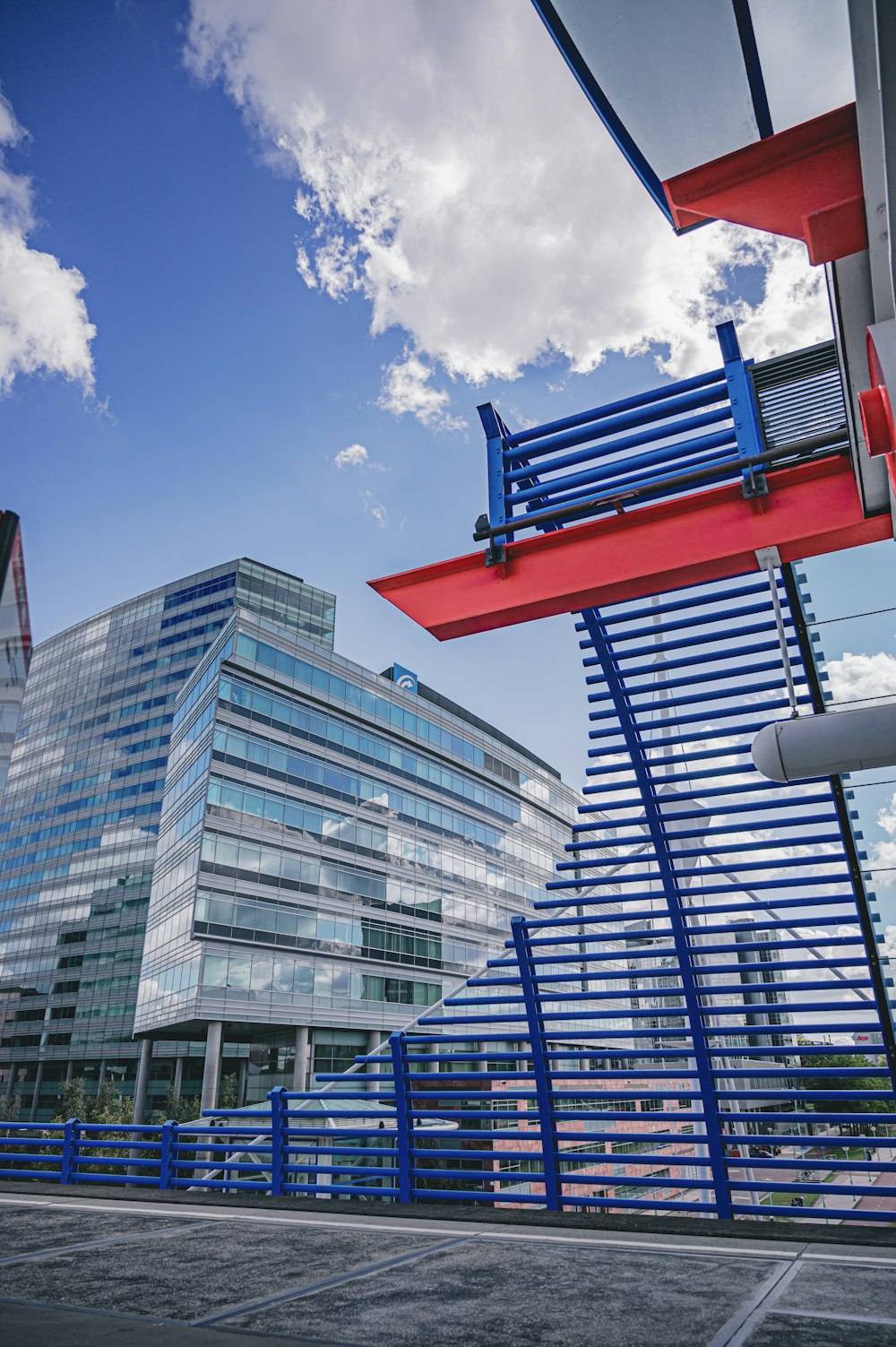 Edificio de hormigón rojo y blanco bajo el cielo azul durante el día