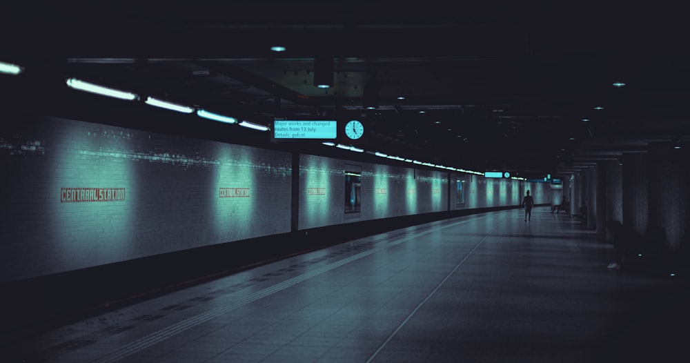 Túnel iluminado en blanco y rojo