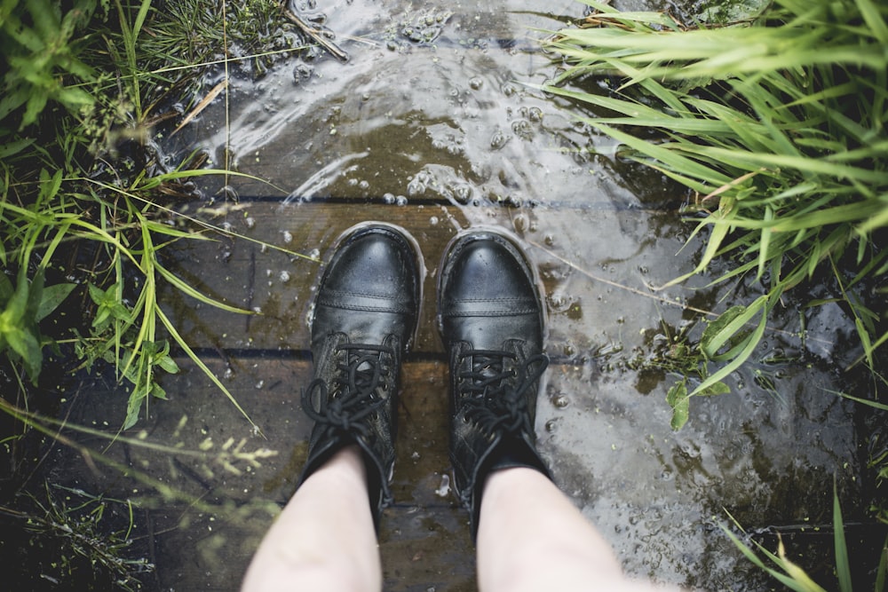 personne portant des chaussures en cuir noir