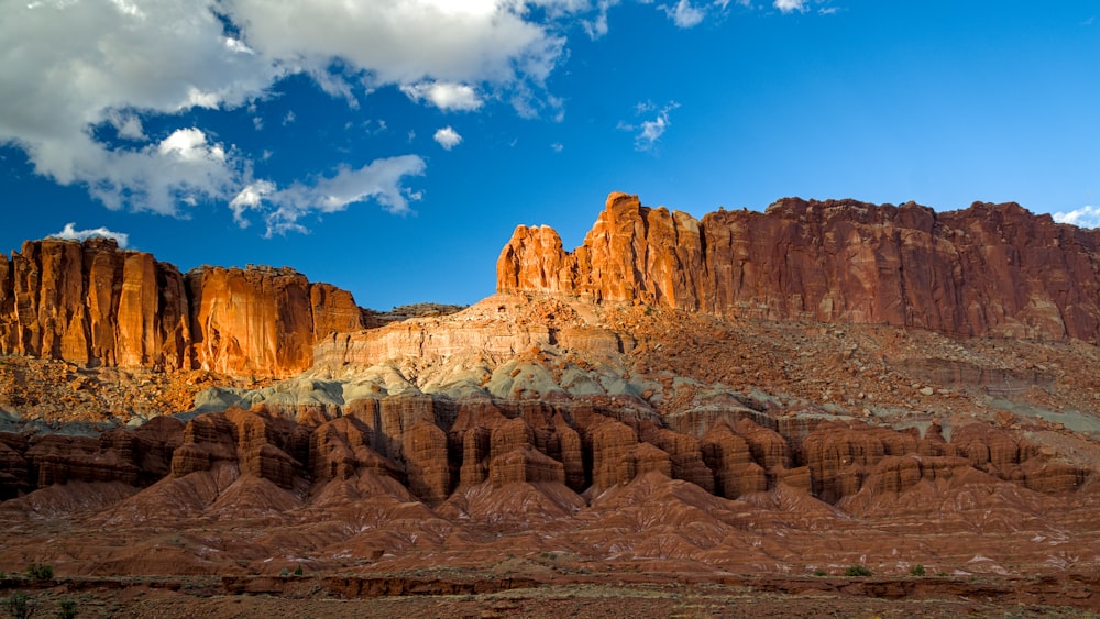 Montaña rocosa marrón bajo el cielo azul durante el día