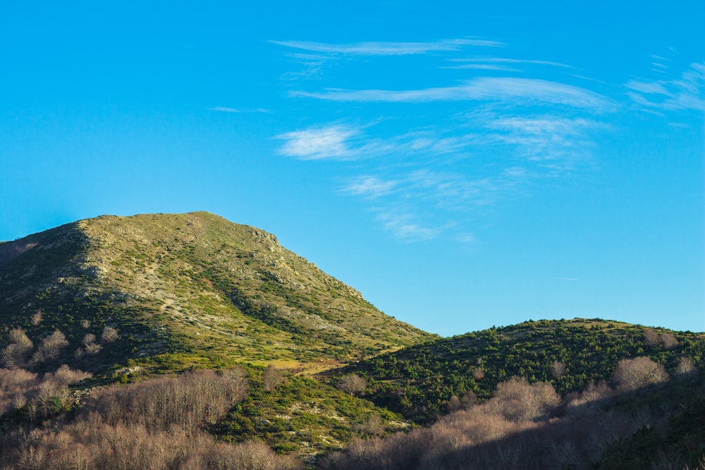 montanha verde sob o céu azul durante o dia