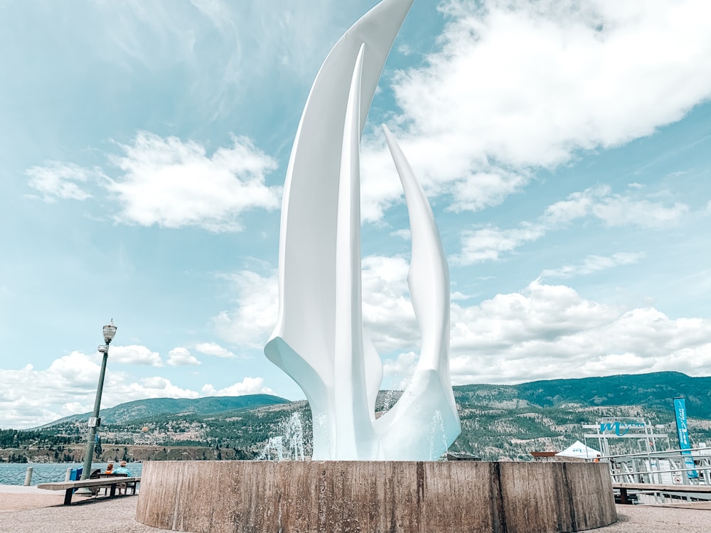 Edificio de hormigón blanco bajo el cielo azul durante el día