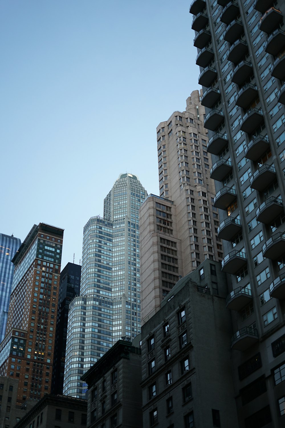 grattacieli sotto il cielo blu durante il giorno