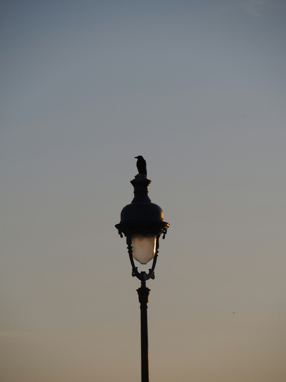 lampadaire noir sous ciel gris