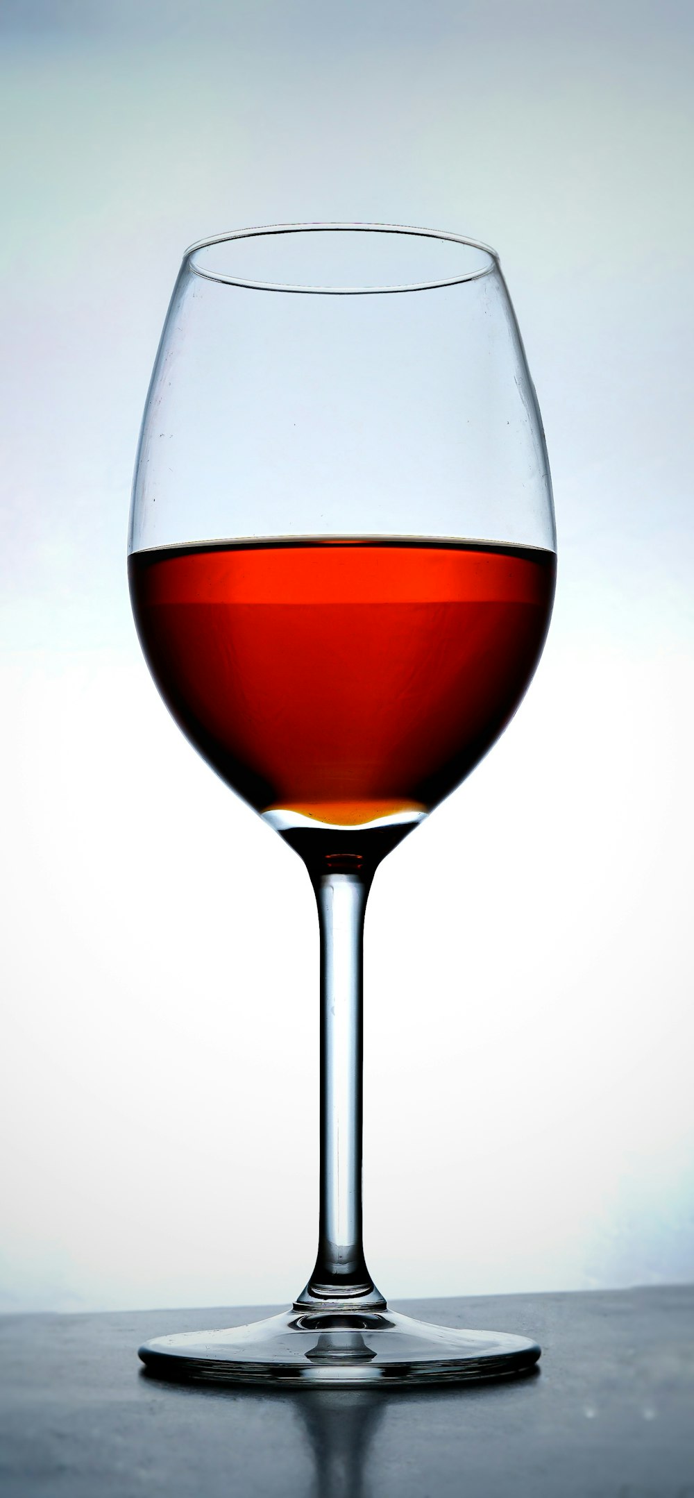 calice da vino trasparente con vino rosso