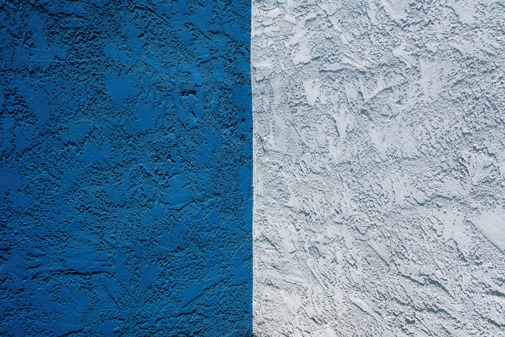 白いペンキを塗った青いコンクリートの壁