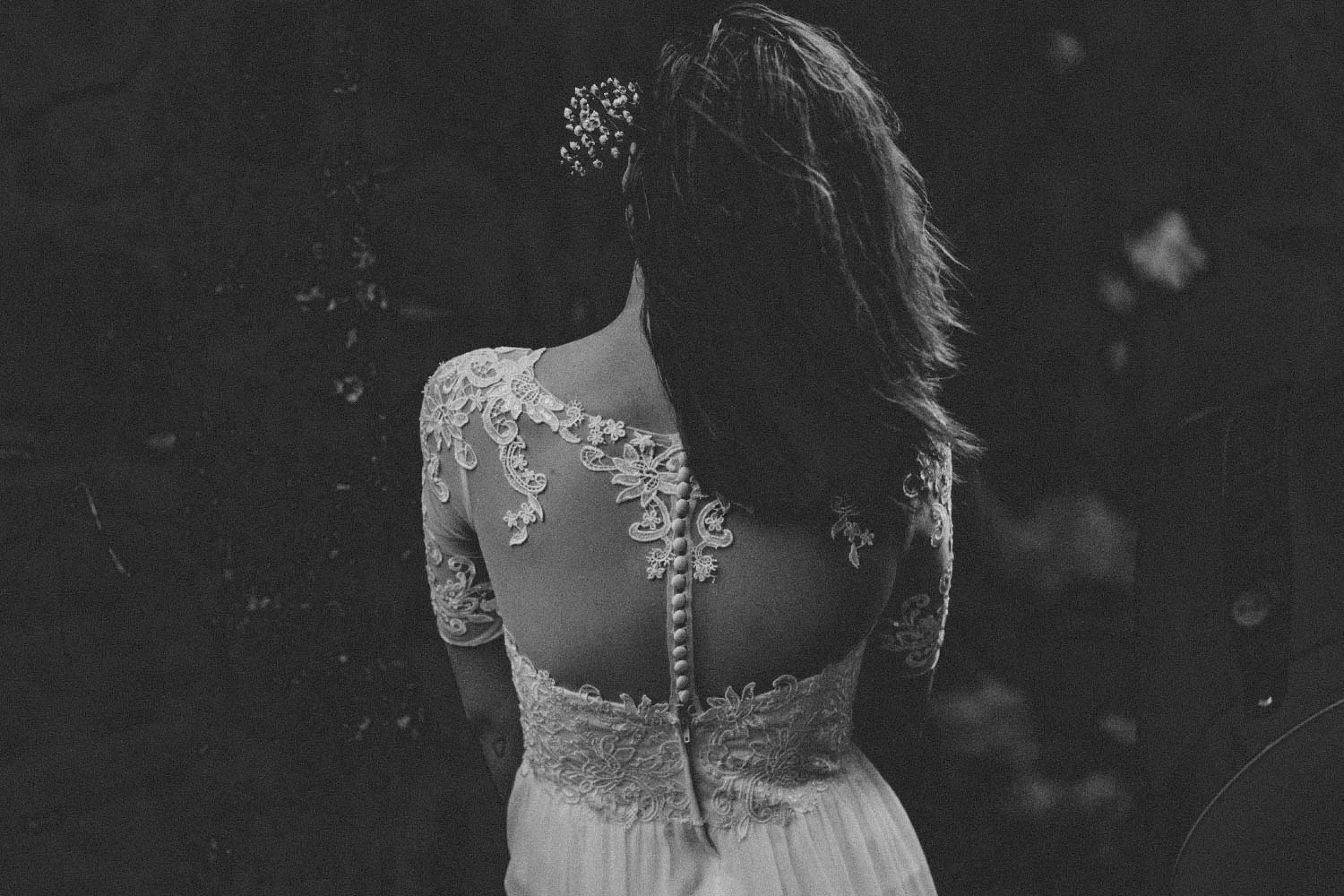 Foto Mujer en vestido blanco con fondo blanco y negro Imagen Gris