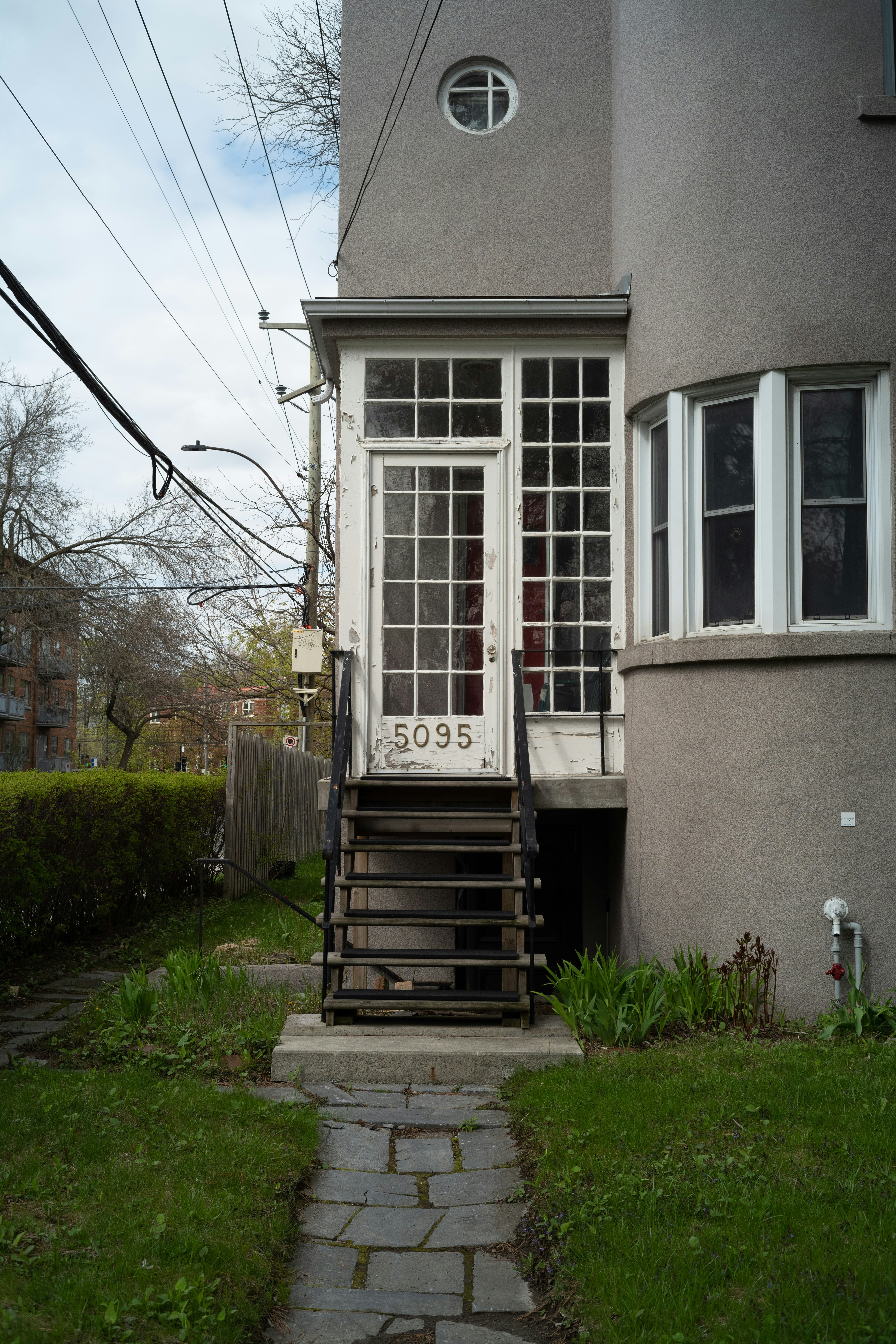 Fenêtre en verre encadrée en bois blanc