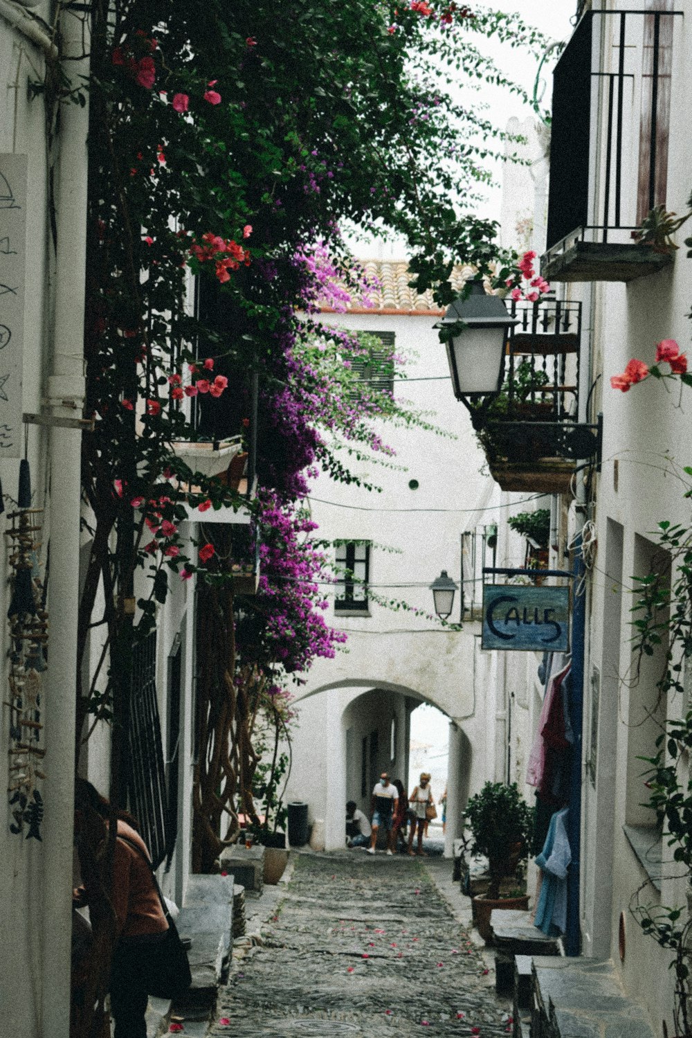 Árbol de flores rosas y blancas