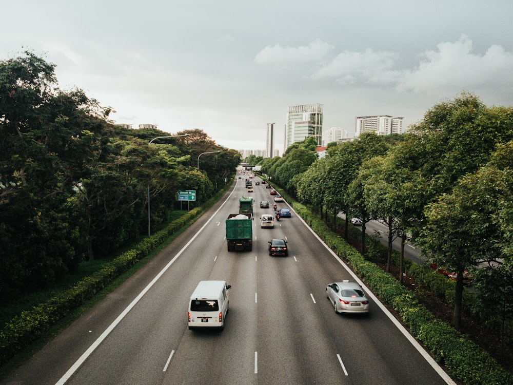 Coches en la carretera durante el día