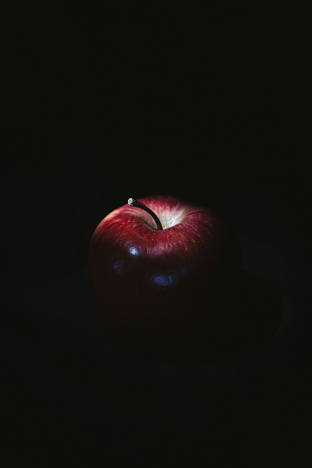 검은 표면에 빨간 사과