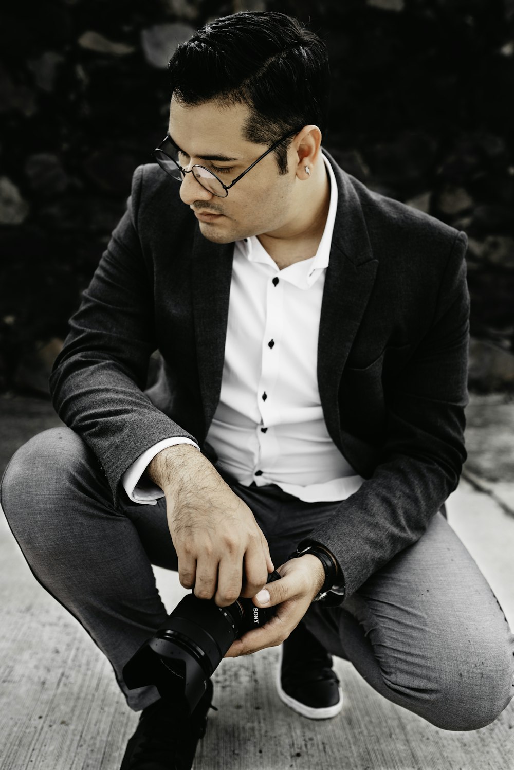 Foto zum Thema Mann in schwarzer Sakko und grauer Hose sitzt tagsüber auf  grauer Betonbank – Kostenloses Bild zu Mann auf Unsplash