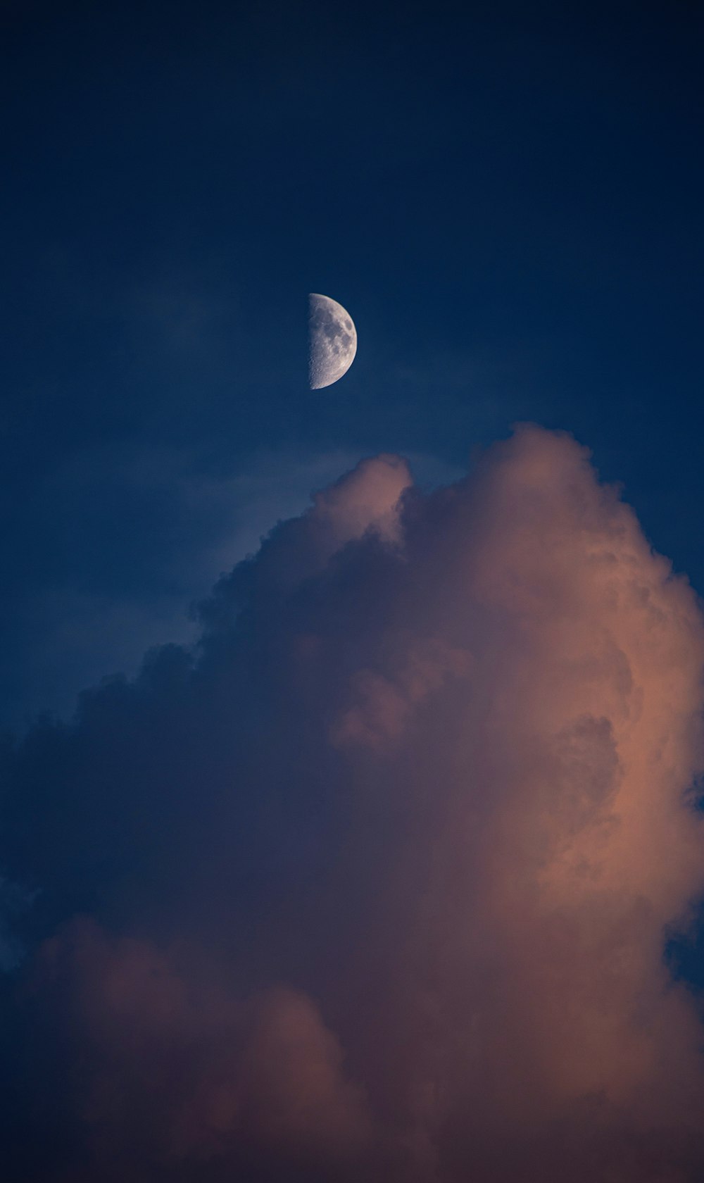 pleine lune couverte de nuages