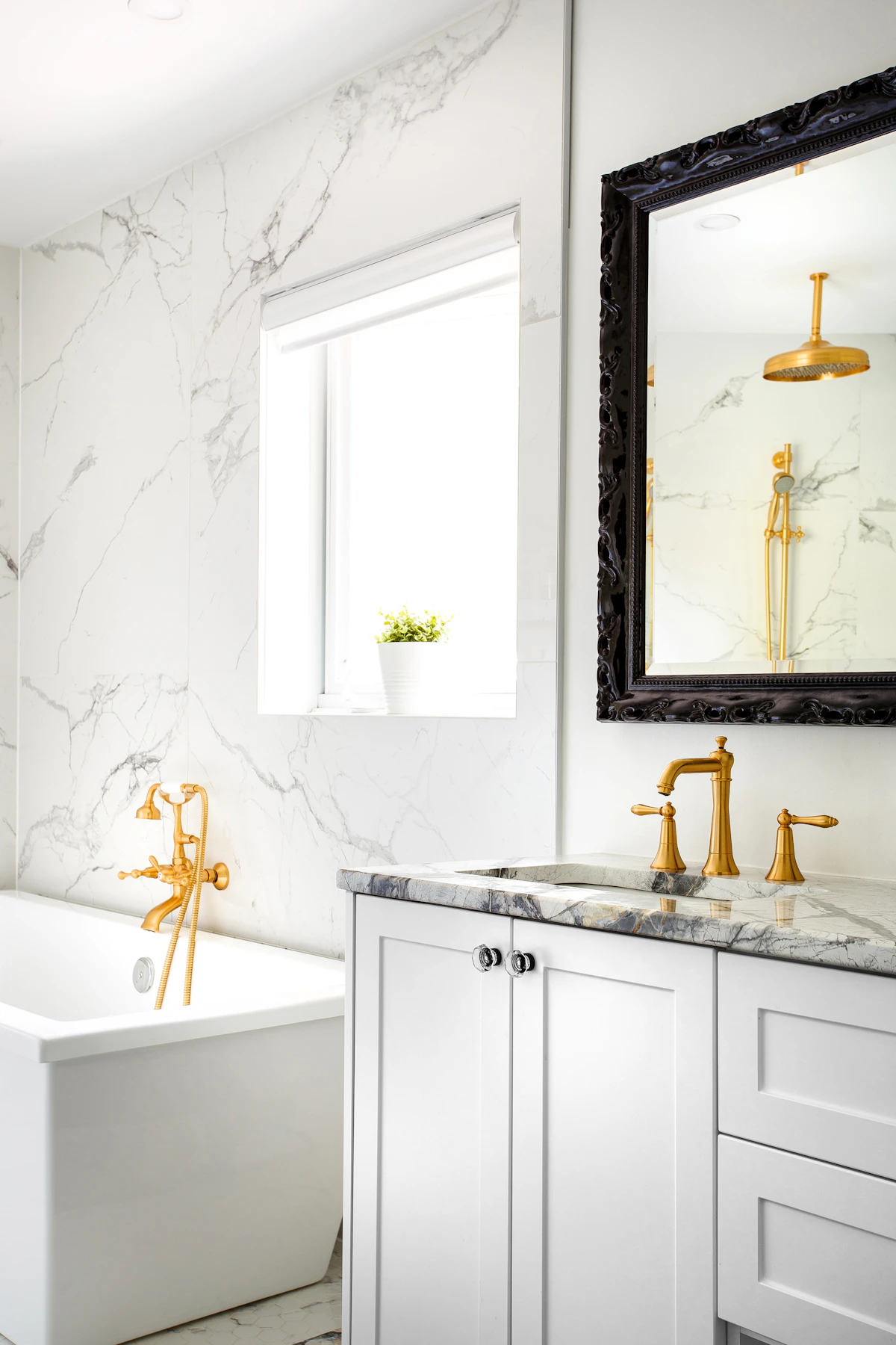 Bathtubs: White Ceramic Bathtub