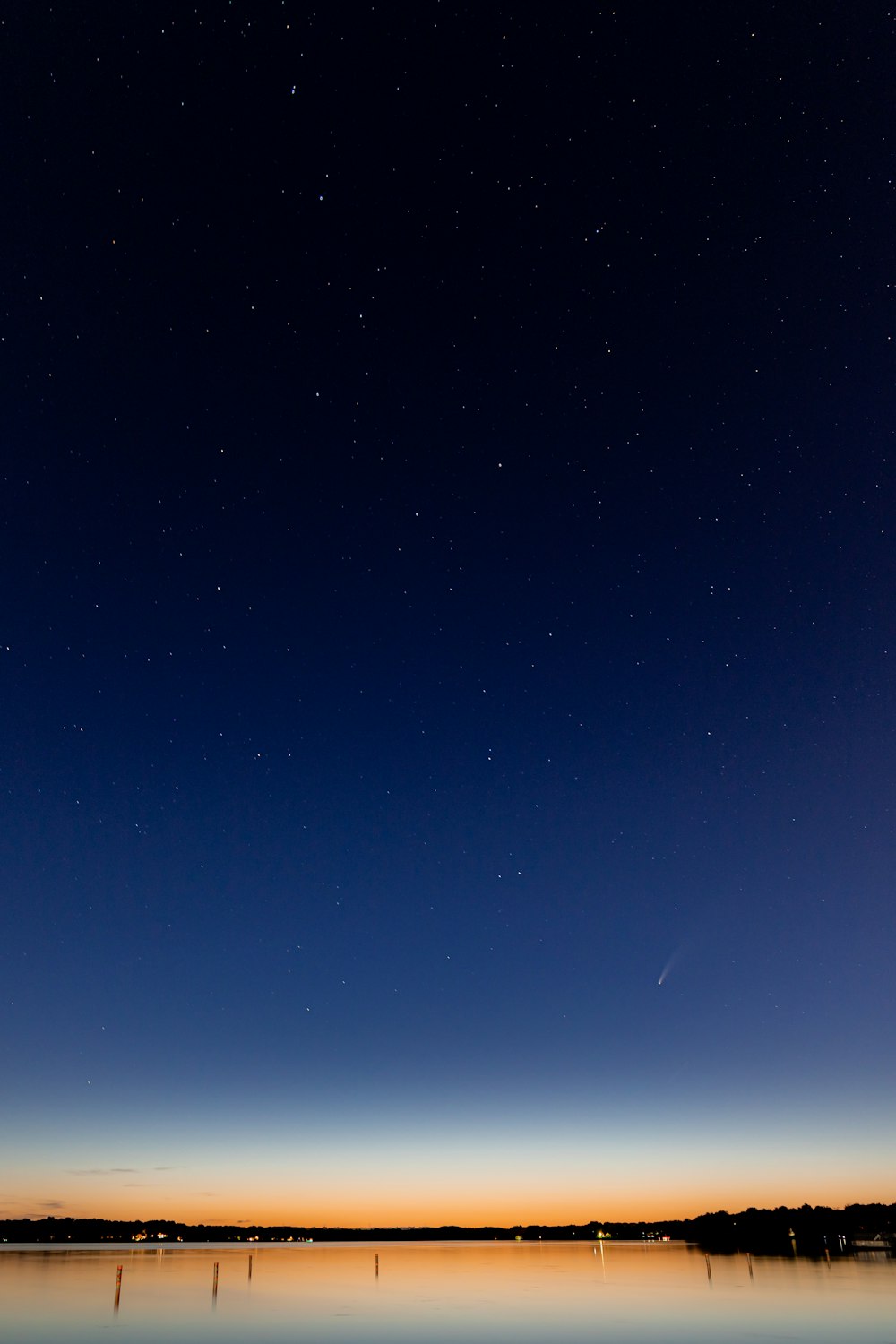 blauer Himmel mit Sternen während der Nacht