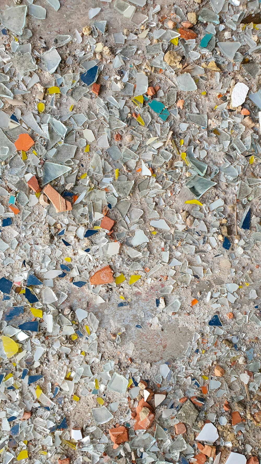 Piedras blancas y marrones en el suelo