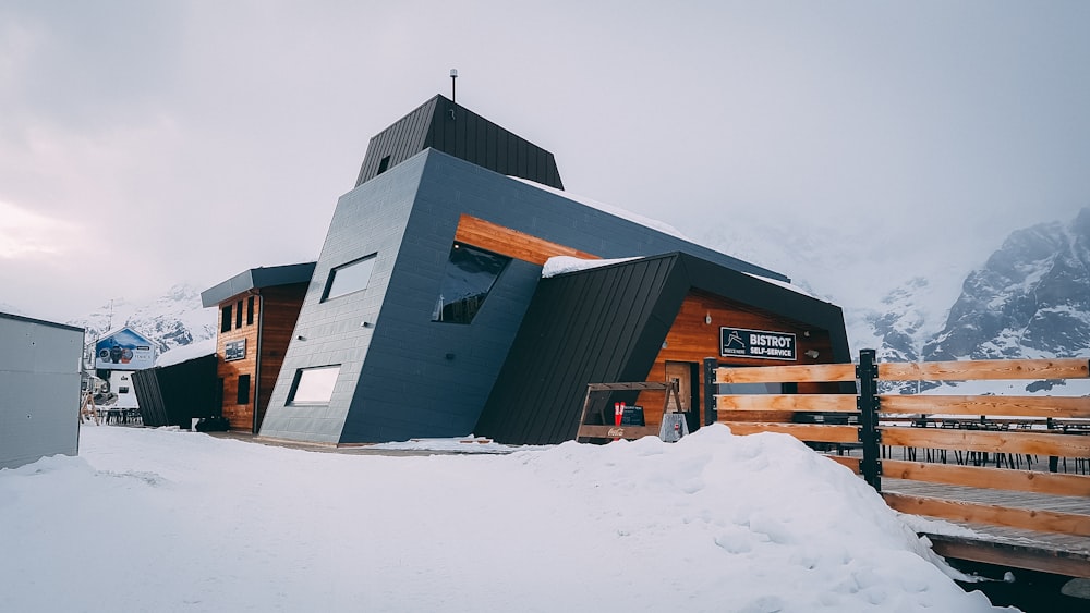 Weiß-braunes Betongebäude auf schneebedecktem Boden