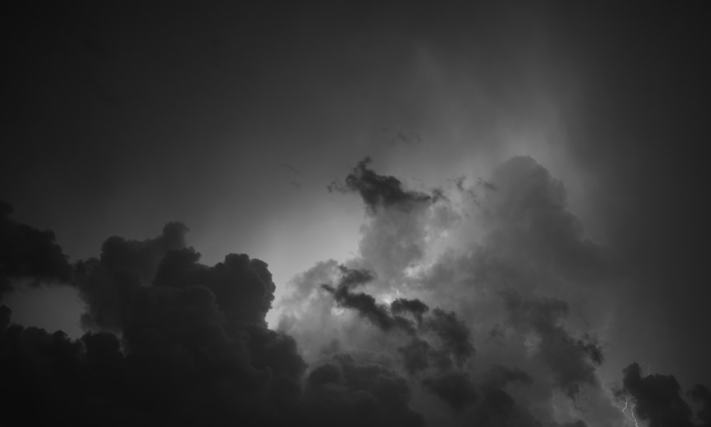 foto em tons de cinza de nuvens no céu