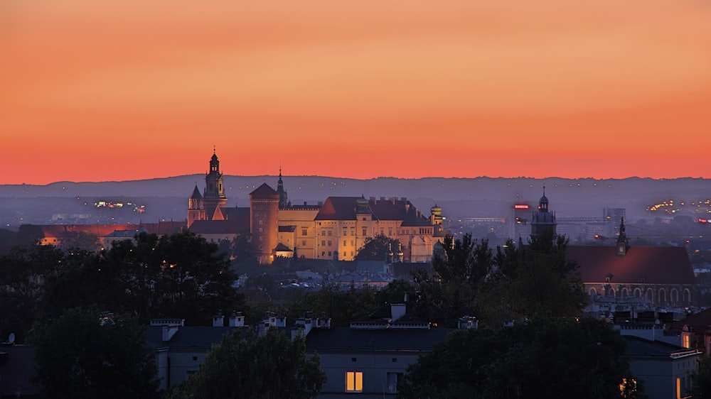 bâtiment en béton brun au coucher du soleil