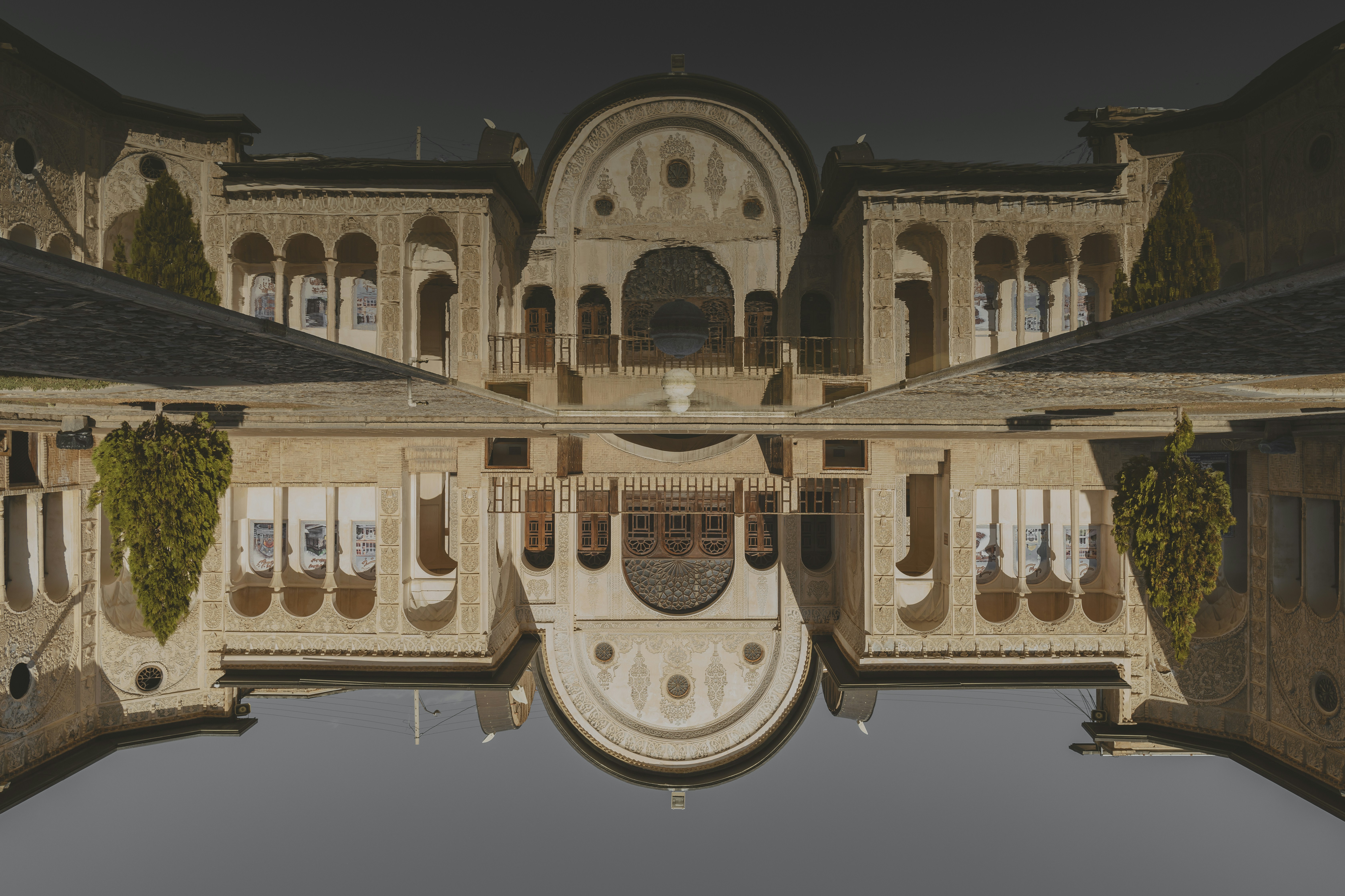 انعکاس آب در خانه تاریخی بروجردی های شهر کاشان - استان اصفهان - ایران