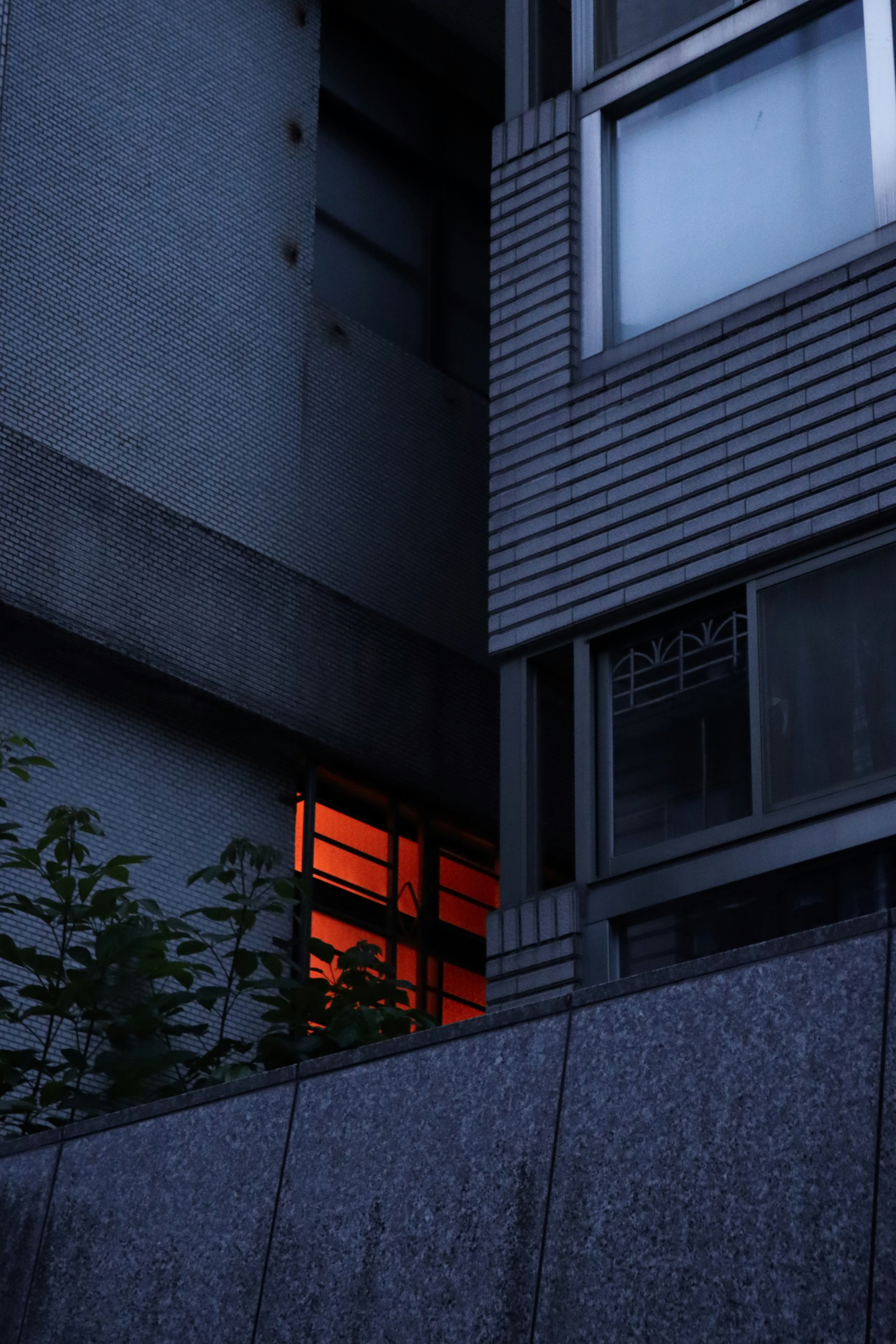 黒と白のコンクリートの建物の写真 Unsplashで見つける黒の無料写真