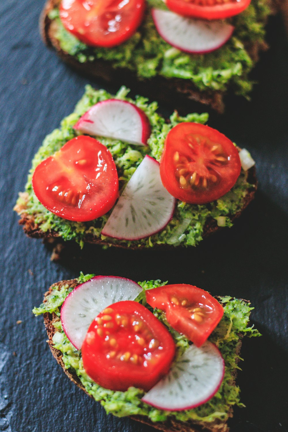 tomate fatiado em vegetais verdes