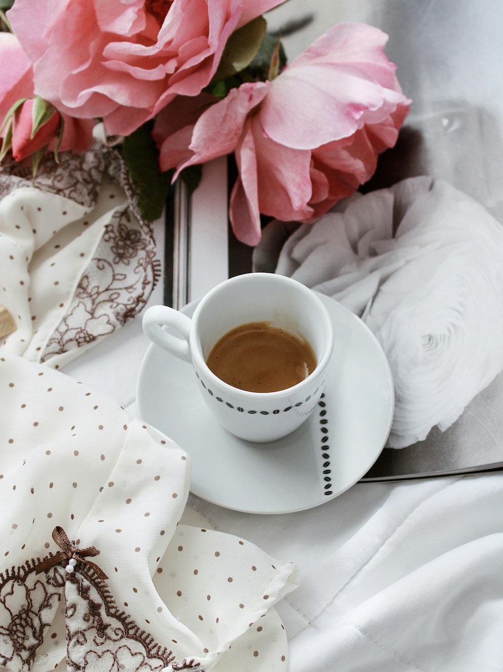 Tasse en céramique blanche sur soucoupe en céramique blanche