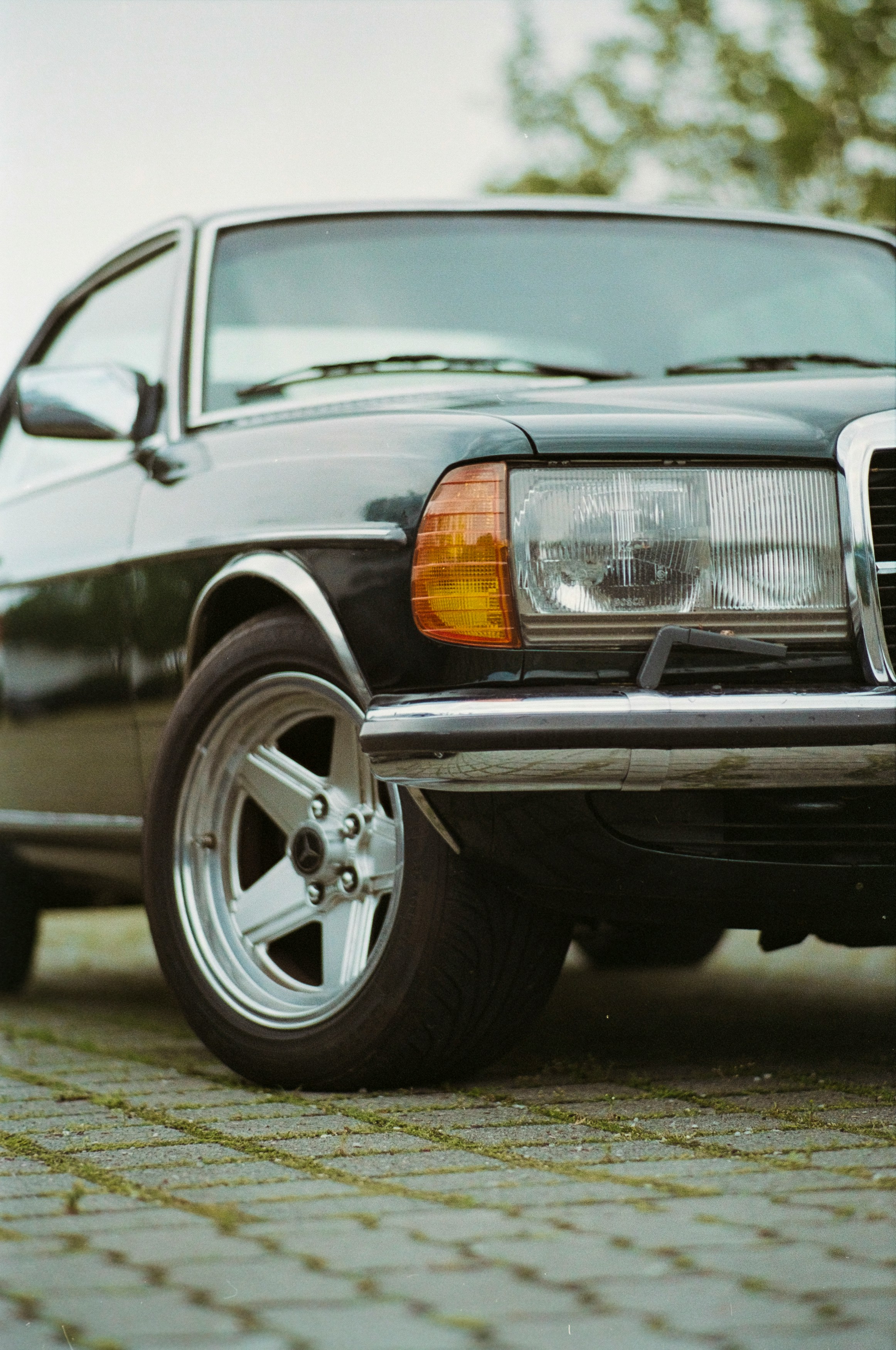 Mercedes Benz W123 280 CE 3.5 Coupe – Vintage classic german oldtimer Mercedes Daimler Benz. Made with Leica R7 (Year: 1994) and Leica Summilux-R 1.4 50mm (Year: 1983). Homemade analog scan. Film reel: Fujicolor Superia 100 (expired 2008)