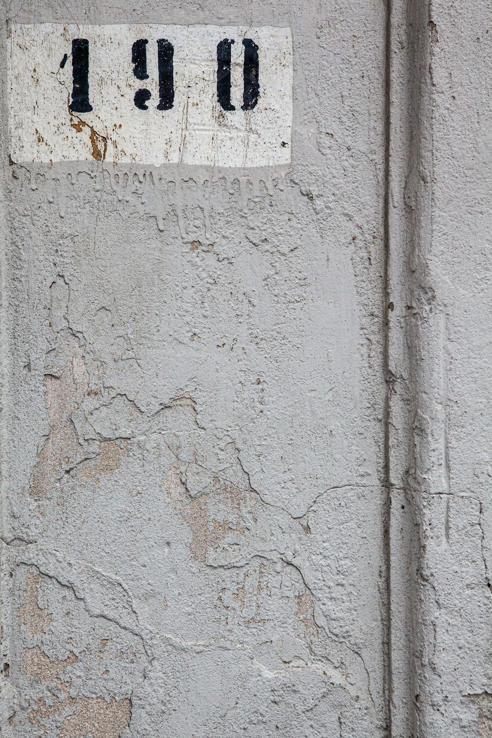 parede de concreto branca e marrom