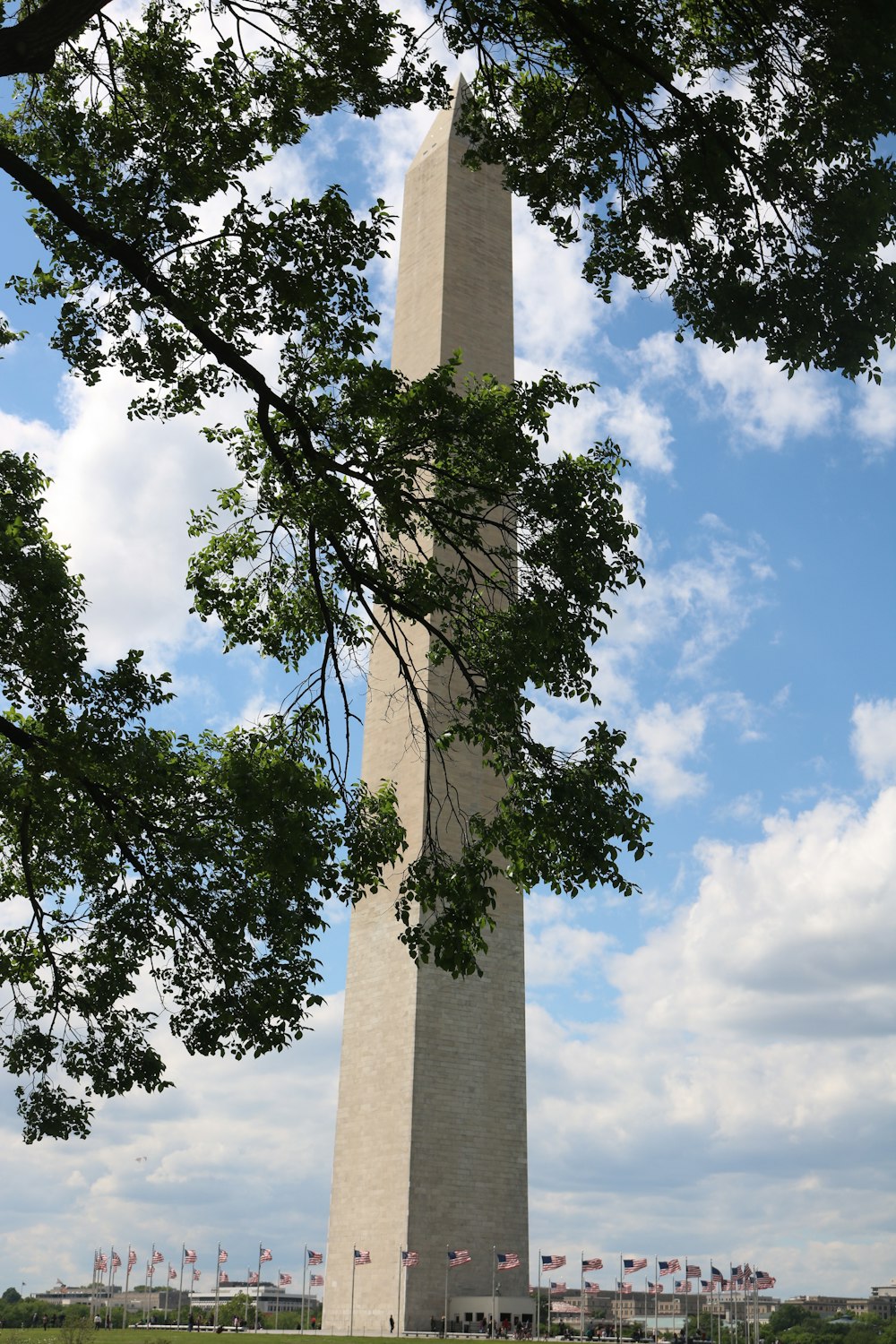 Tour en béton gris sous le ciel bleu pendant la journée