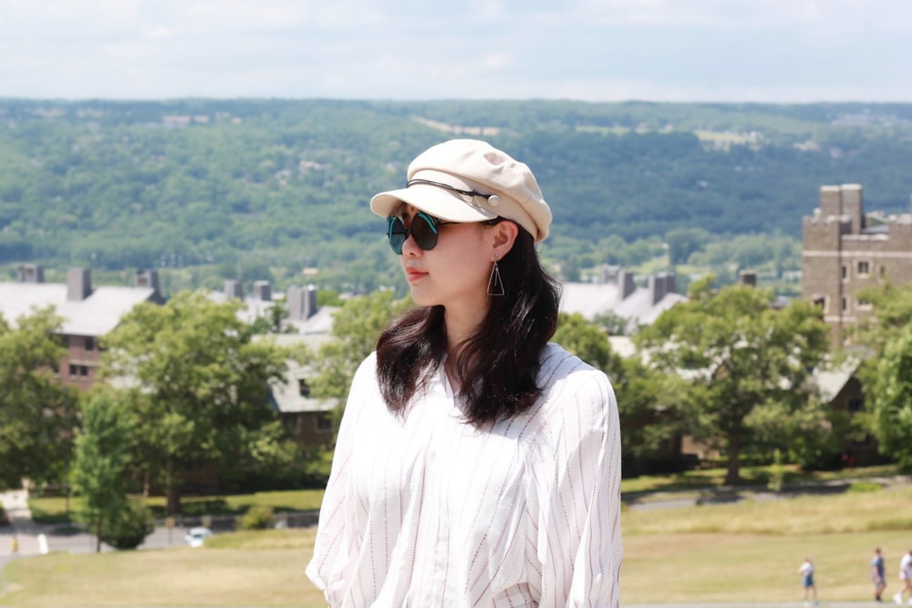 Mujer con camisa blanca de manga larga con sombrero blanco