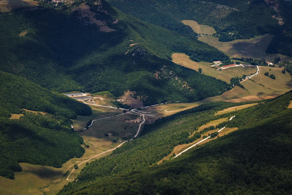 campo di erba verde e montagna durante il giorno