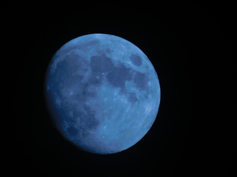 Blauer Mond im dunklen Raum