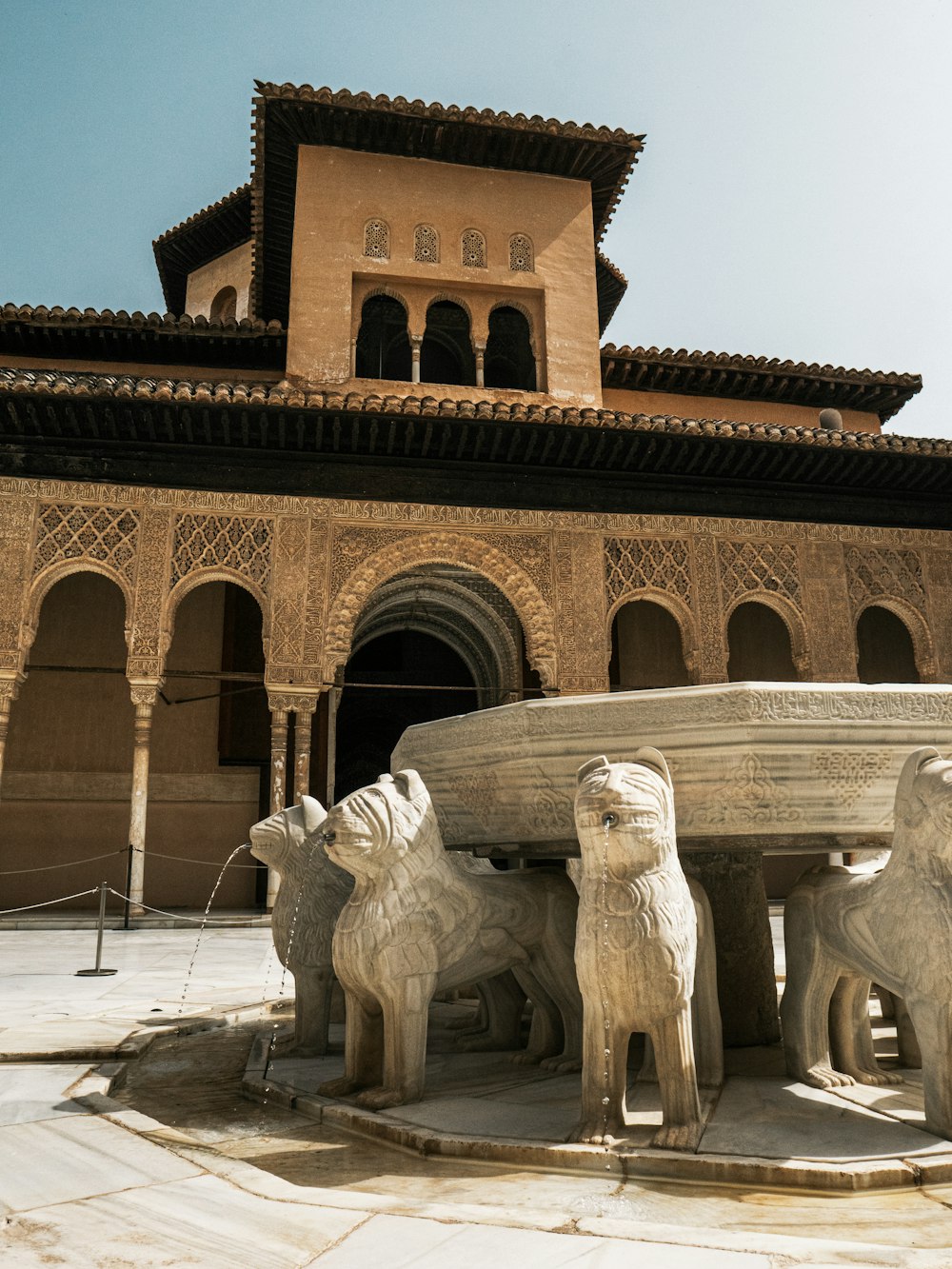 statues d’animaux en céramique blanche sur un sol en béton gris pendant la journée