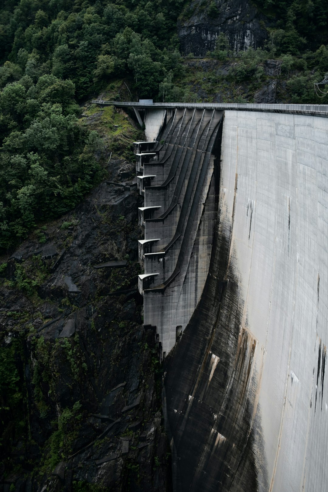 gray concrete dam during daytime