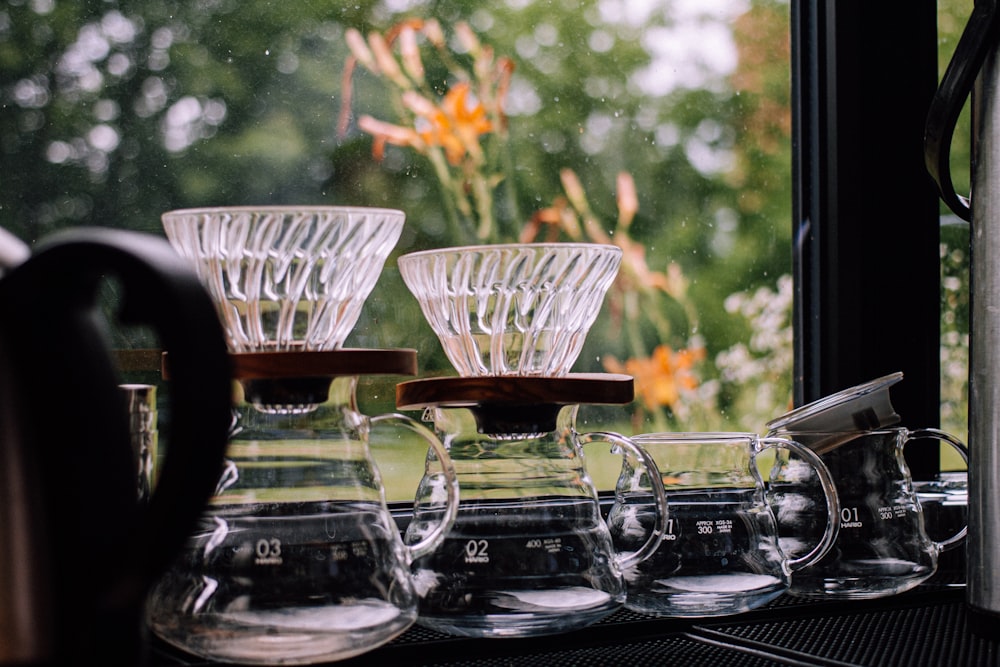 黒い木製のテーブルの上に透明なガラスのコップ