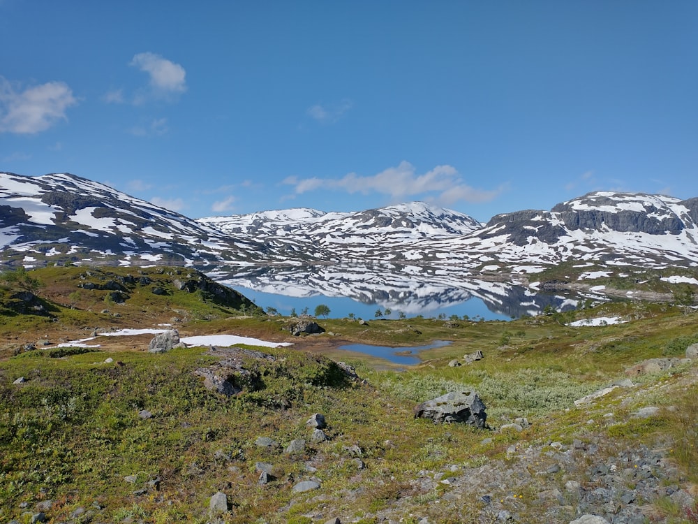 montanha coberta de neve sob o céu azul durante o dia